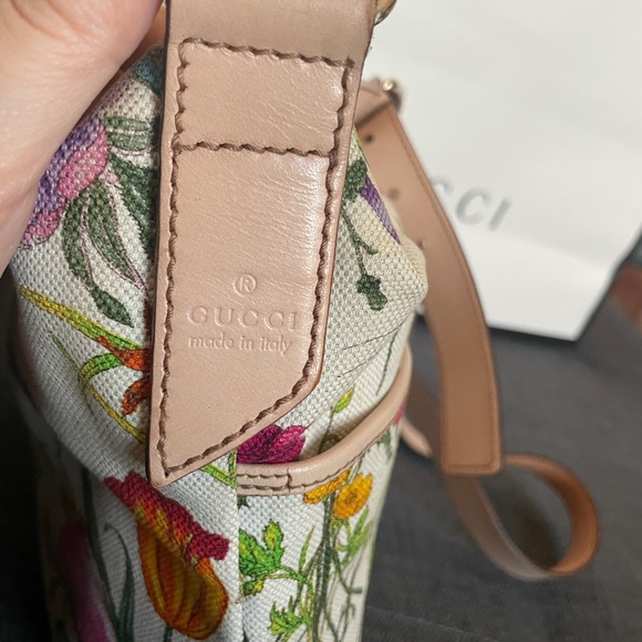 Gucci perforated floral print canvas oversized messenger crossbody - Picture 7 of 17